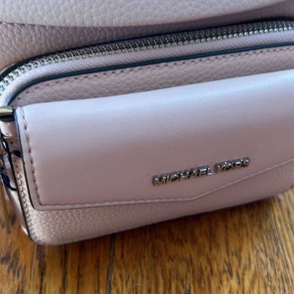 Michael Kors Light Powder Blush Maisie waist pack/crossbody with wallet. NWOT - Picture 4 of 11